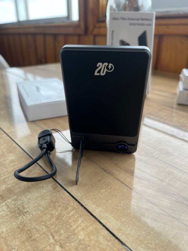 Batería Externa ultra delgada con Soporte, Pantalla LED y Gancho – Carga Inalámbrica o por Cable - Image 7