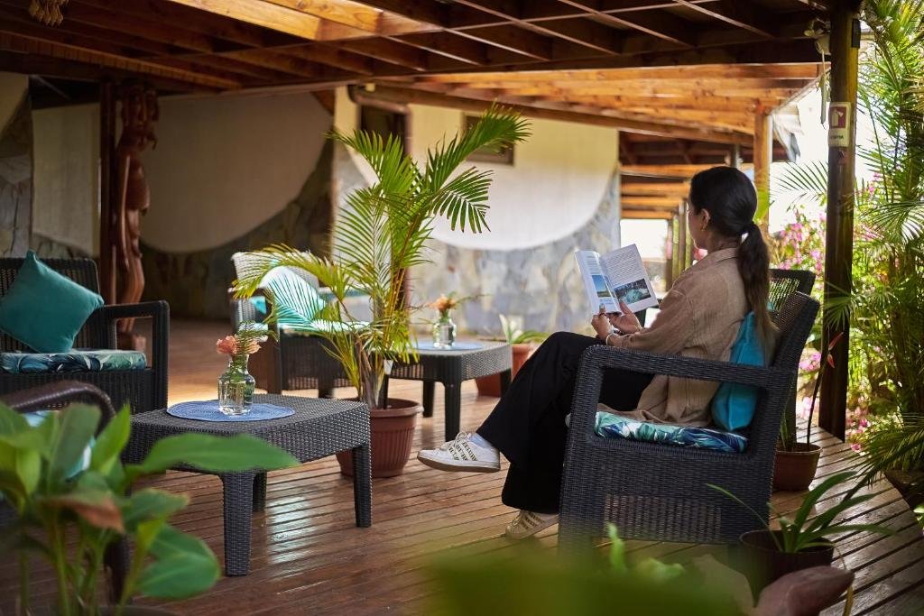 Terraza común del Takarua Lodge