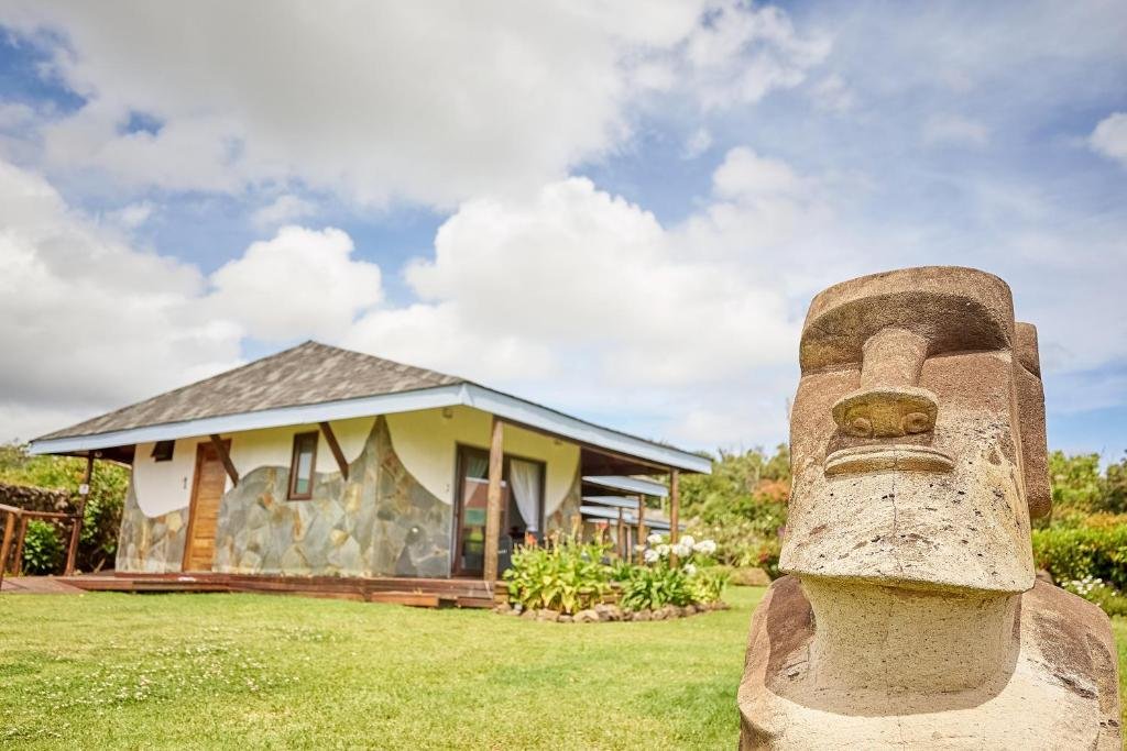 Réplica de moái en el jardín del Takarua Lodge