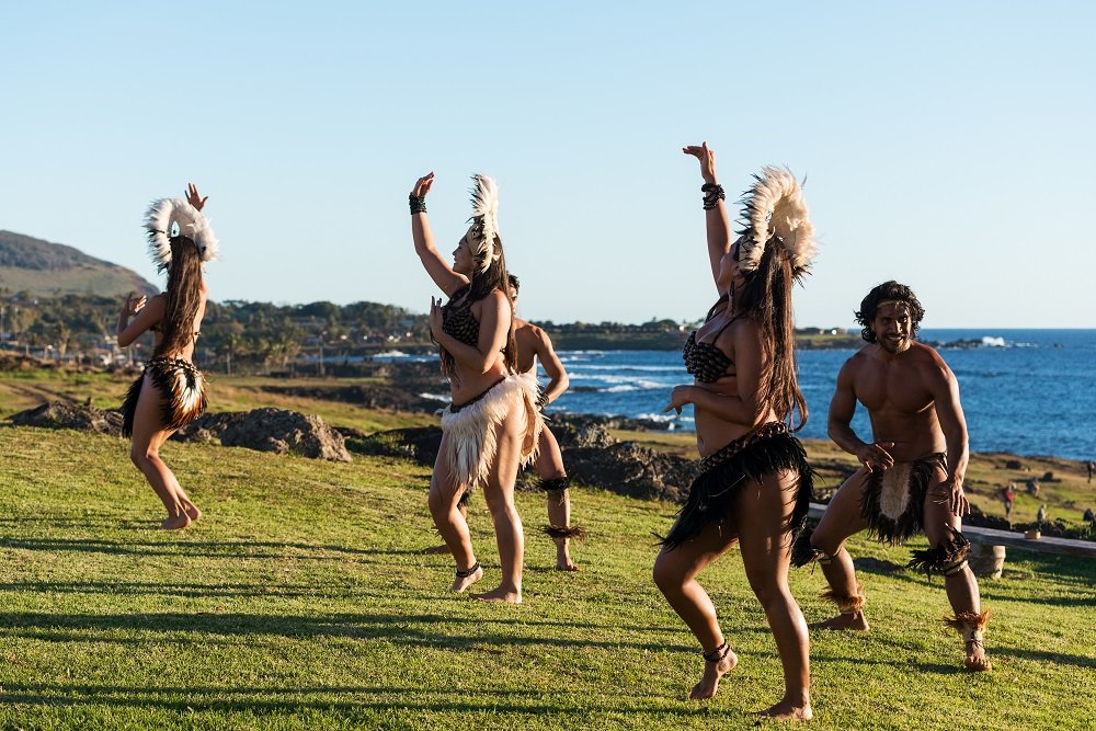 Bailarines rapanui junto al mar