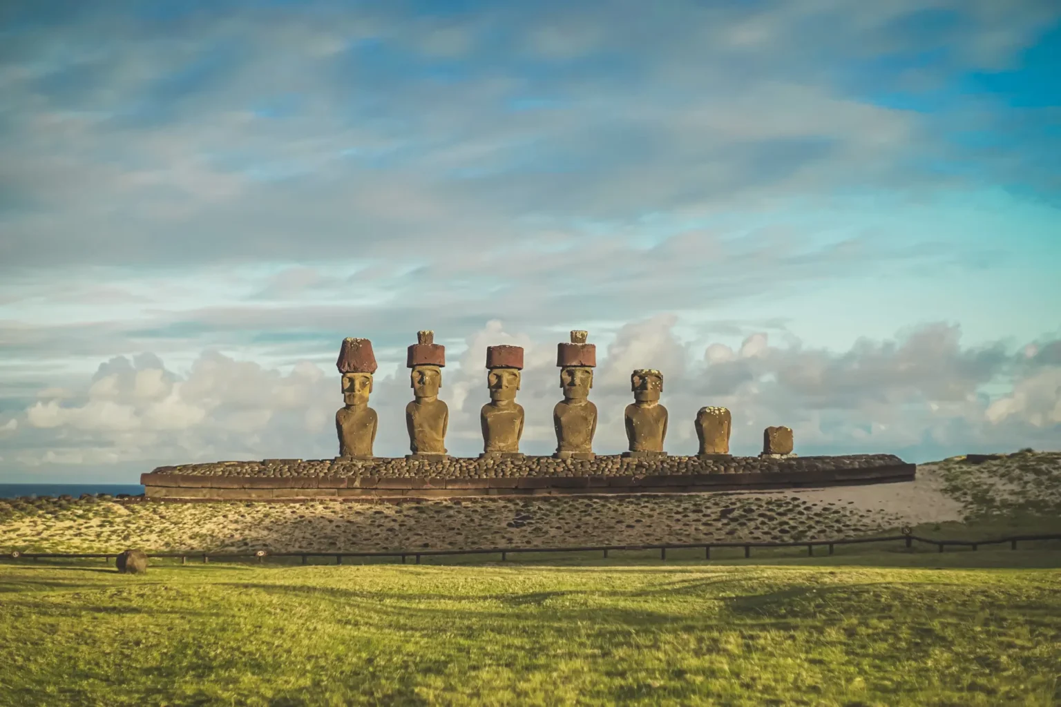 Moáis en un ahu de Rapa Nui