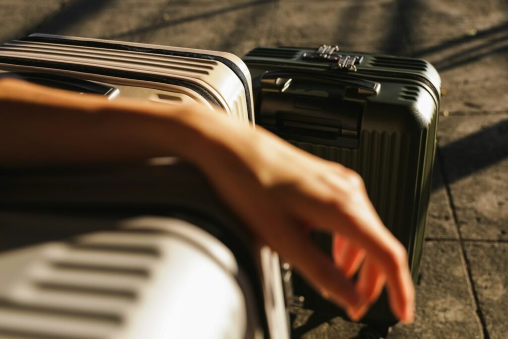Viajero retirando su maleta en el aeropuerto Viajero retirando su maleta en el aeropuerto