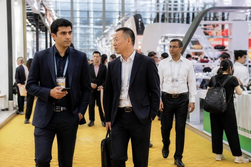 Profesionales en una feria comercial internacional en China Profesionales en una feria comercial internacional en China