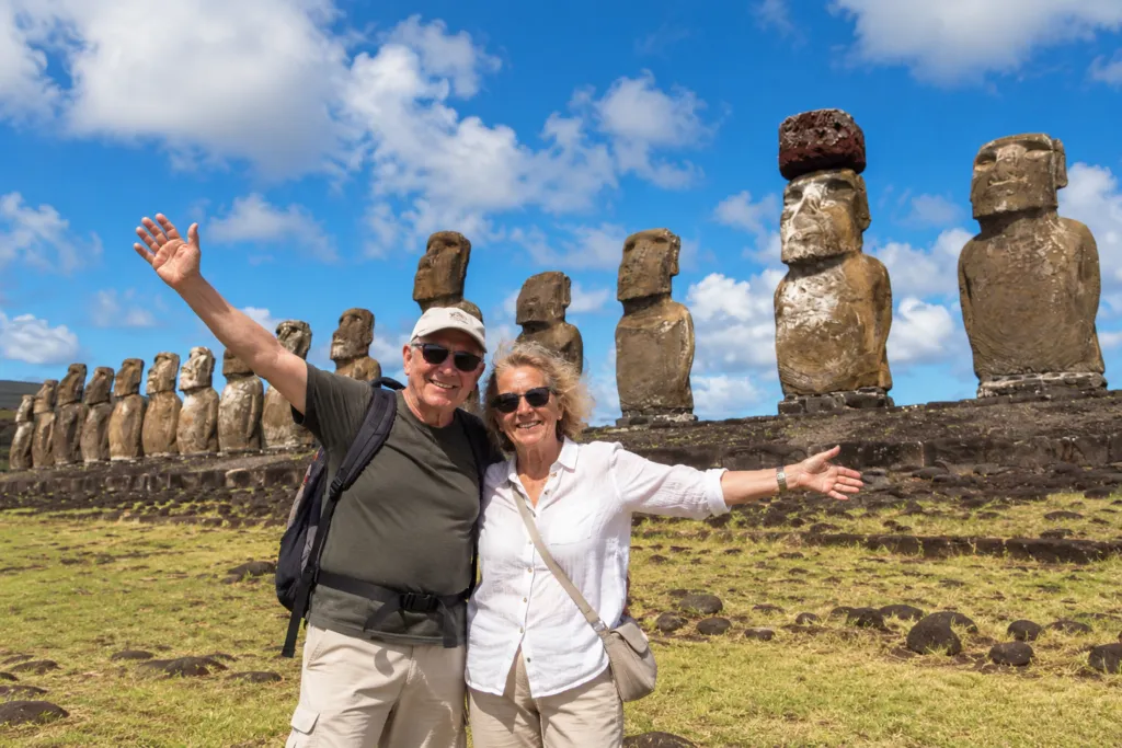 Pareja de viajeros frente a los moáis en Rapa Nui