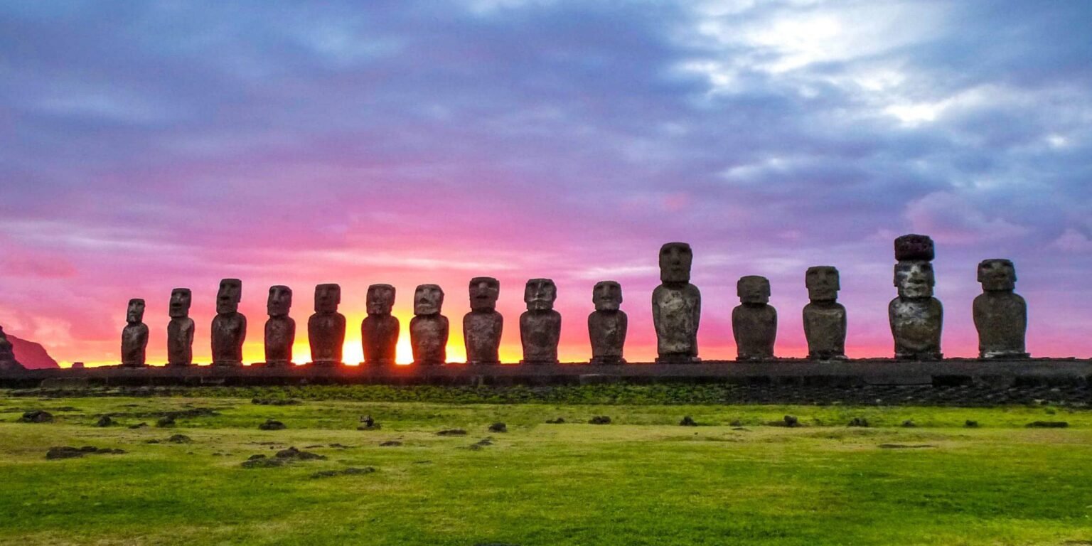 Amanecer detrás de los moáis de Ahu Tongariki