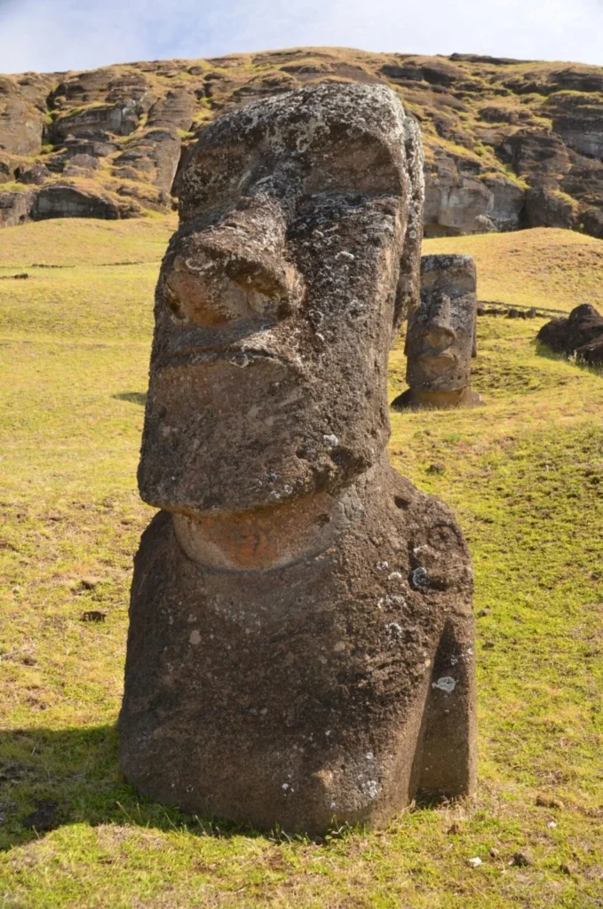 Moái en la ladera de Rano Raraku