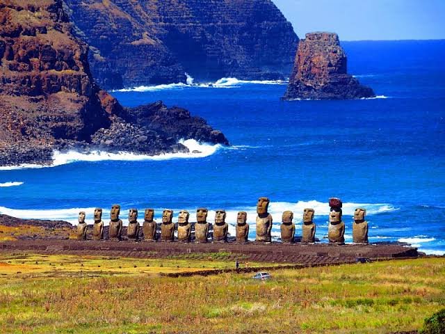 Costa de Rapa Nui con moáis frente al mar