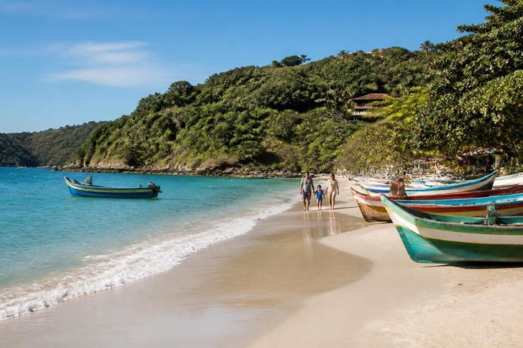 Playa de aguas turquesas con botes de colores en Búzios, Brasil