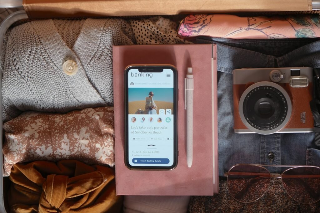 Maleta abierta con un celular listo para un viaje al extranjero Maleta abierta con un celular listo para un viaje al extranjero