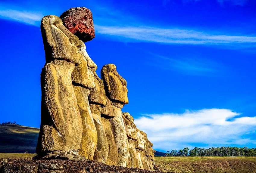 Moáis de piedra bajo el cielo azul de Rapa Nui